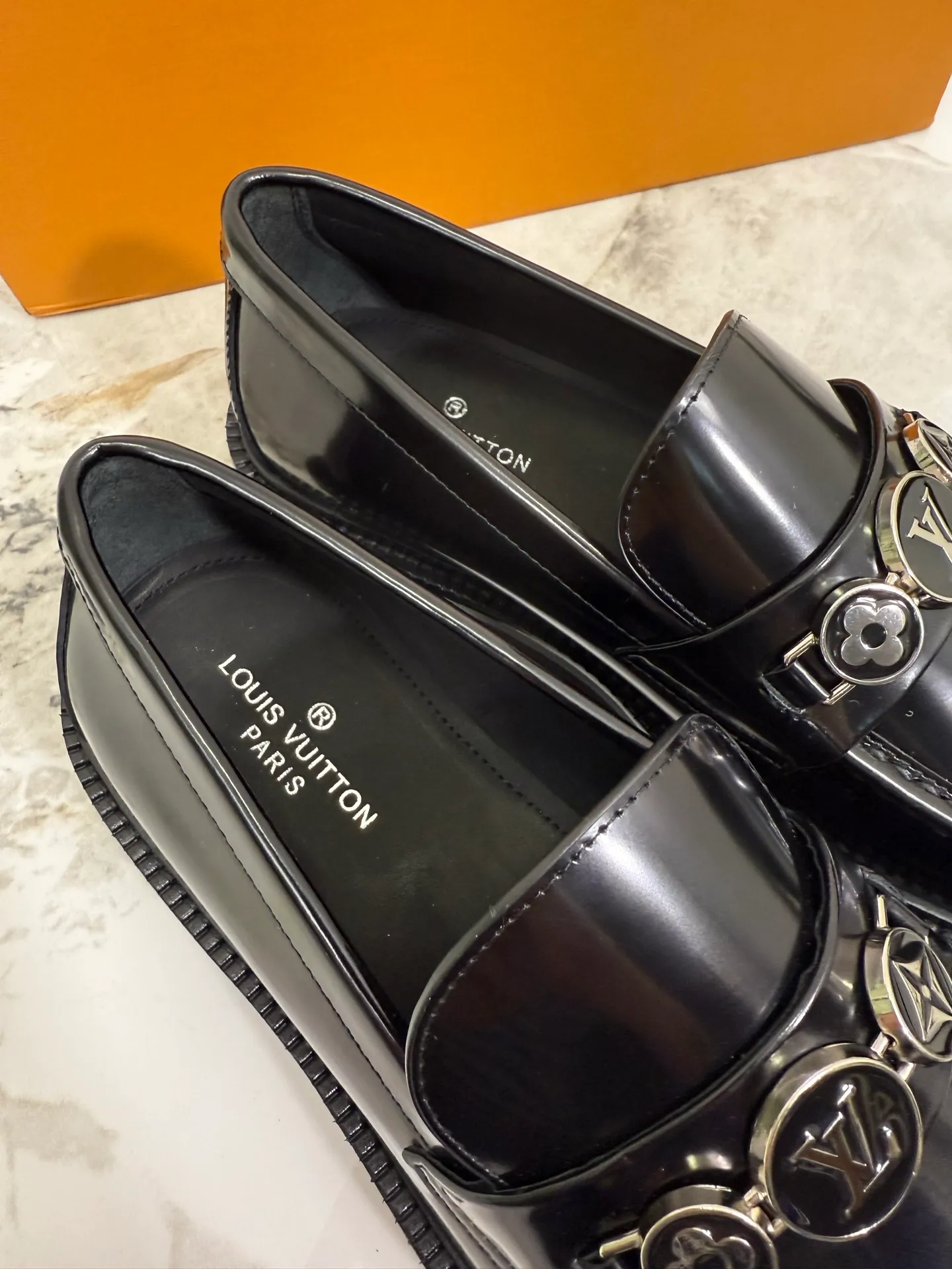 [L Family] Top P: 800💰 ▪️Size: 39-44 (38.45 custom-made) The top male god leather shoes Lv series are sold at the same time with original factory configuration, original cowhide fabric imported from Italy, soft and comfortable, imported water-dyed cow lining, soles: original ultra-light French foam outsole super comfortable, original factory with single goods 🔍🔍high quality, can be entered and exited at will, welcome to compare and synchronize.